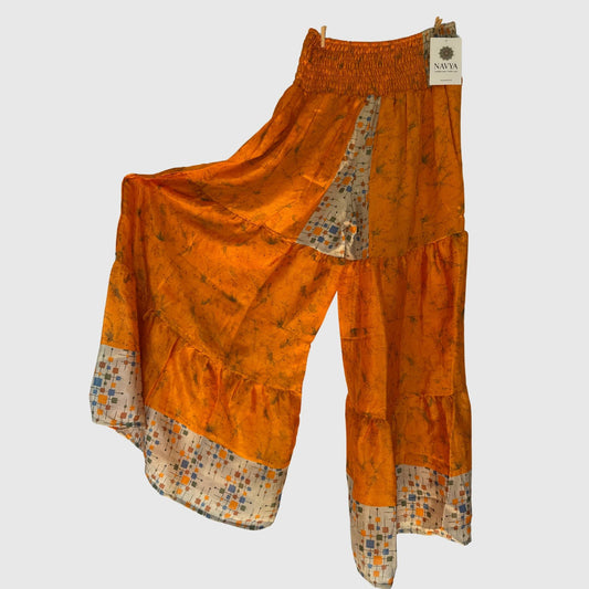 Upcycled Tiered Palazzo Pants #1074 aus Vintage-Sari in Orange – Vorderansicht