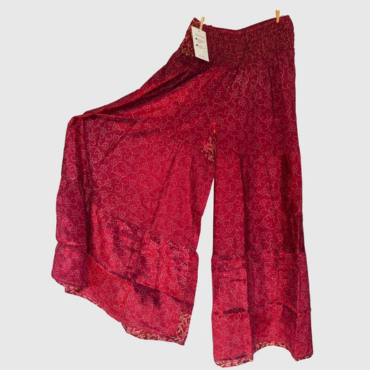 Upcycled Tiered Palazzo Pants #1076 aus Vintage-Sari in Dunkelrot & Pink – Vorderansicht