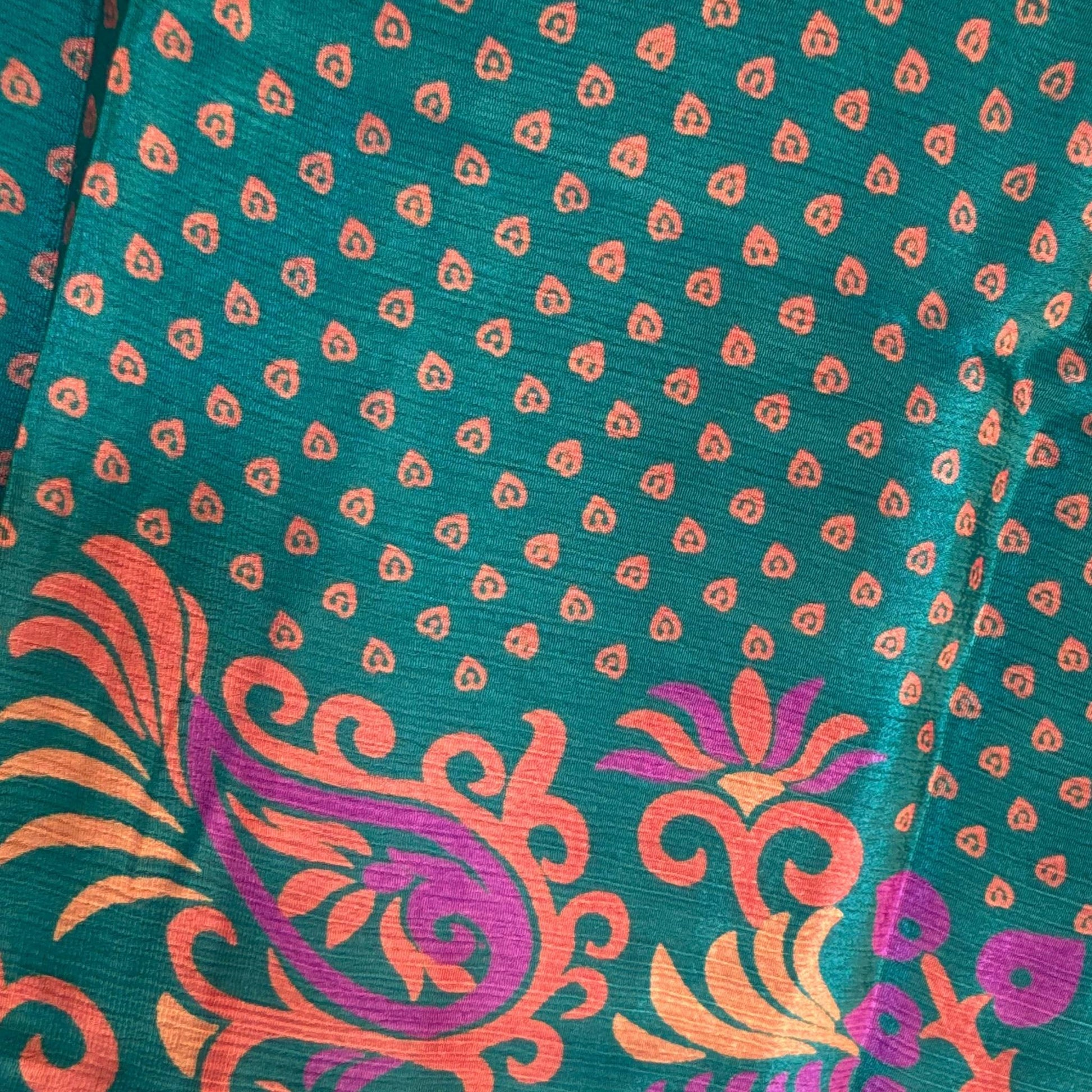 Upcycled Tiered Palazzo Pants #1078 aus Vintage-Sari in Türkis & Rosa – Detailansicht
