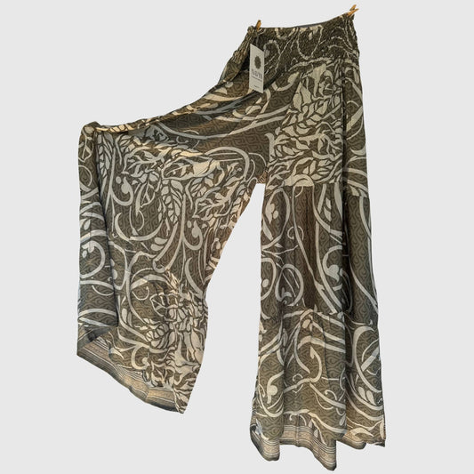 Upcycled Tiered Palazzo Pants #1079 aus Vintage-Sari in Braun & Weiß – Vorderansicht