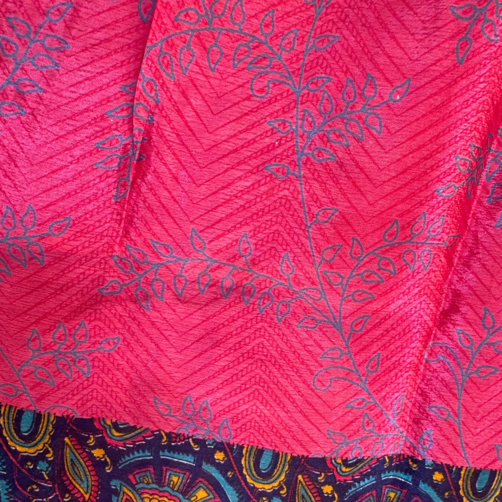 Upcycled Tiered Palazzo Pants #1080 aus Vintage-Sari in Pink & Rot – Detailansicht