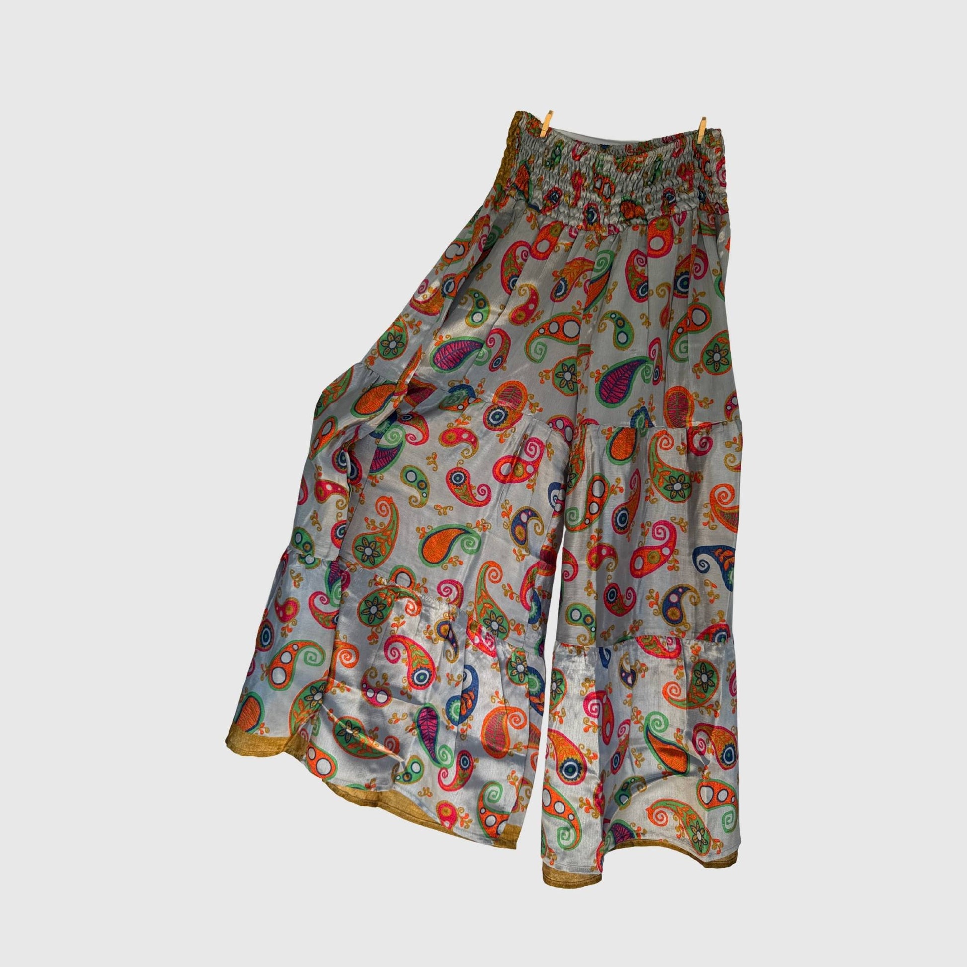 Upcycled Tiered Palazzo Pants #1081 aus Vintage-Sari in Grau & Rot – Vorderansicht