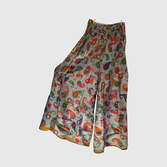Upcycled Tiered Palazzo Pants #1081 aus Vintage-Sari in Grau & Rot – Vorderansicht