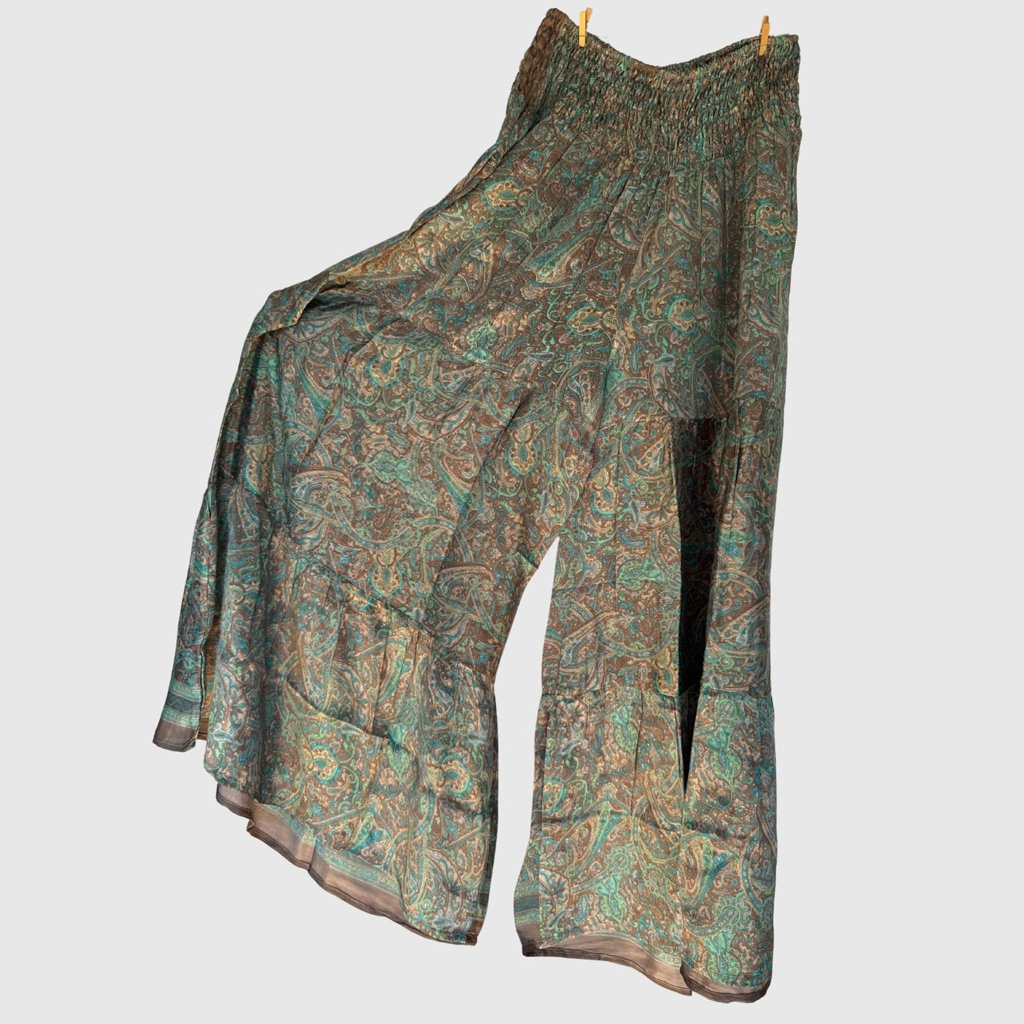 Upcycled Tiered Palazzo Pants #1082 aus Vintage-Sari in Braun & Beige – Vorderansicht