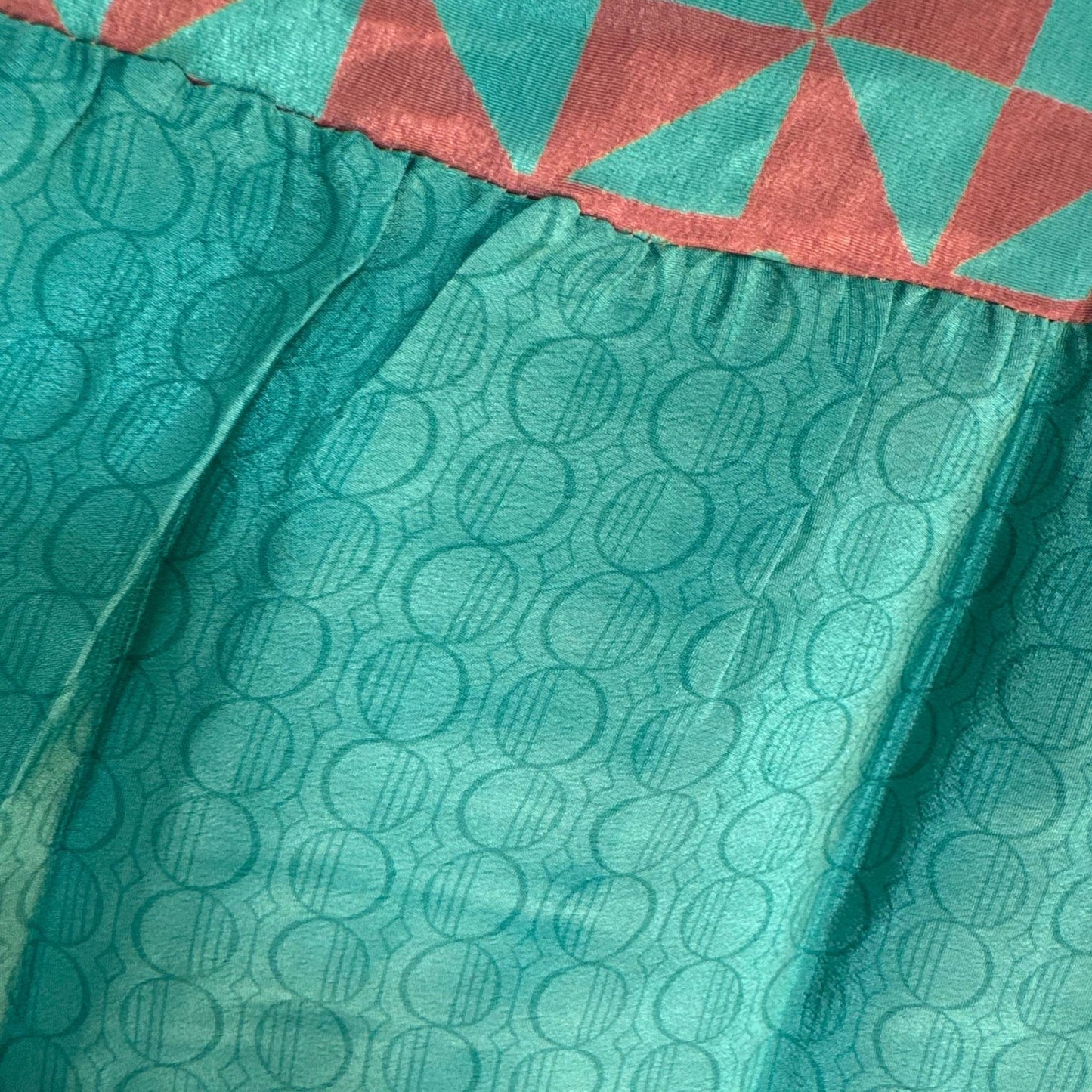 Upcycled Tiered Palazzo Pants #1083 aus Vintage-Sari in Türkis – Detailansicht
