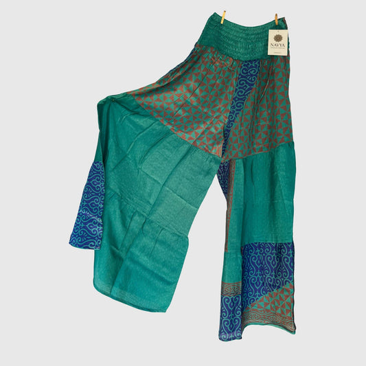 Upcycled Tiered Palazzo Pants #1083 aus Vintage-Sari in Türkis – Vorderansicht