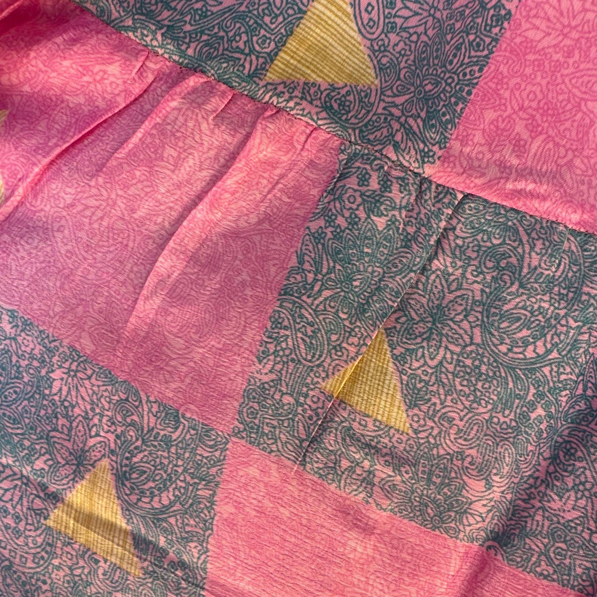 Upcycled Tiered Palazzo Pants #1084 aus Vintage-Sari in Rosa & Grau – Detailansicht