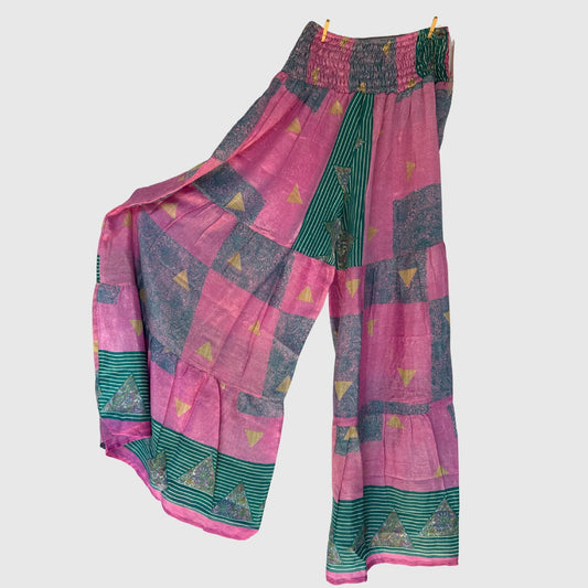 Upcycled Tiered Palazzo Pants #1084 aus Vintage-Sari in Rosa & Grau – Vorderansicht