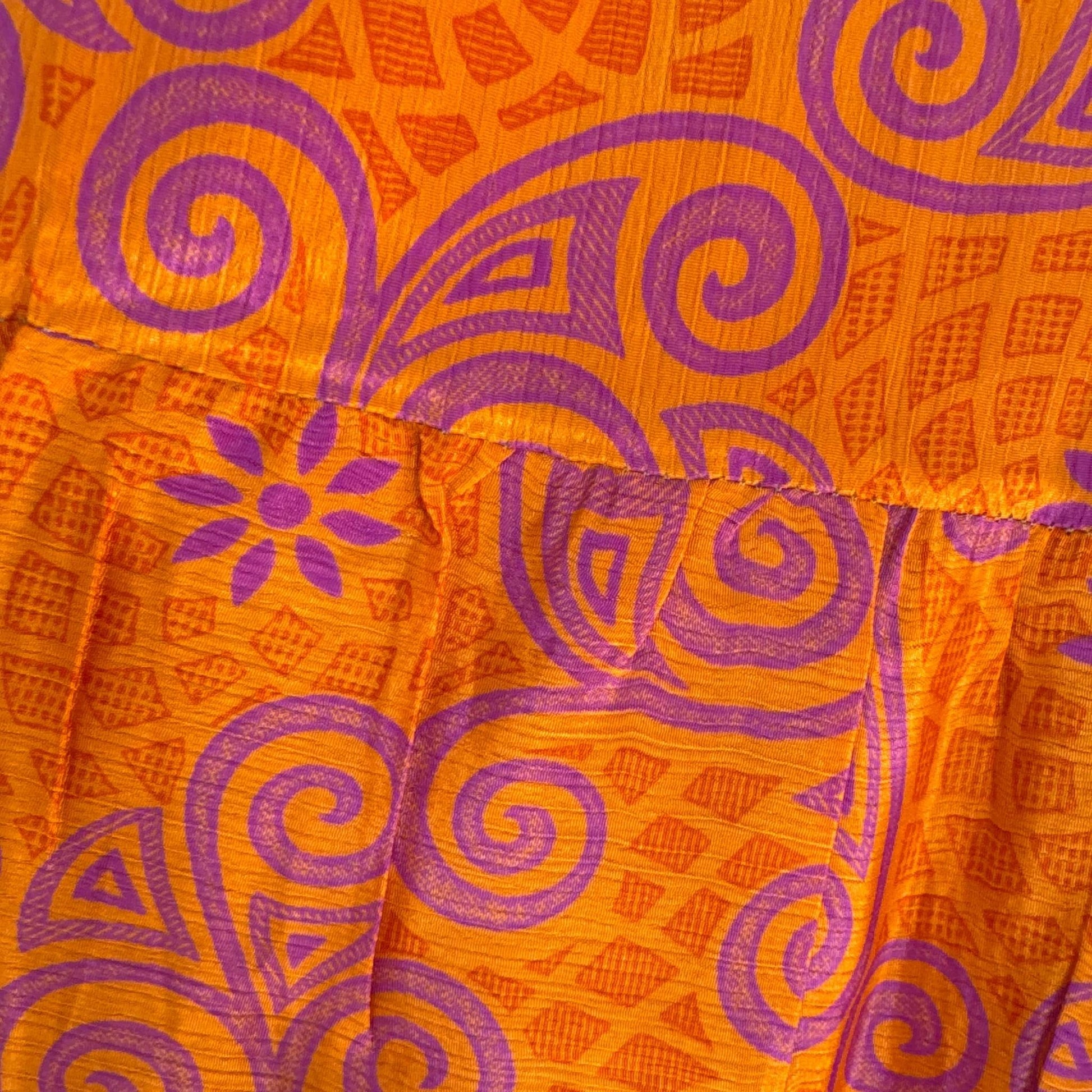 Upcycled Tiered Palazzo Pants #1085 aus Vintage-Sari in Orange & Pink – Detailansicht