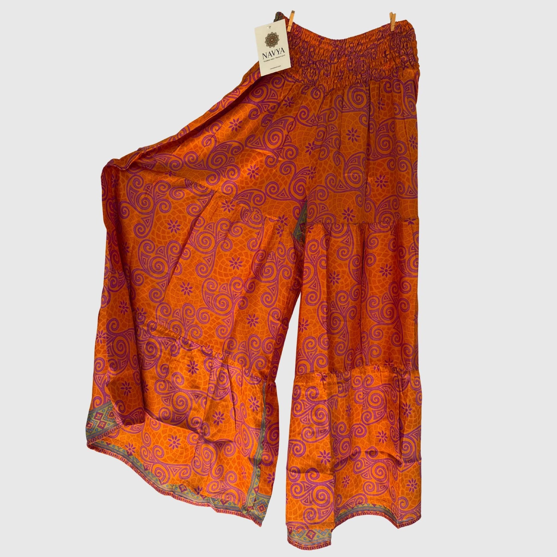 Upcycled Tiered Palazzo Pants #1085 aus Vintage-Sari in Orange & Pink – Vorderansicht