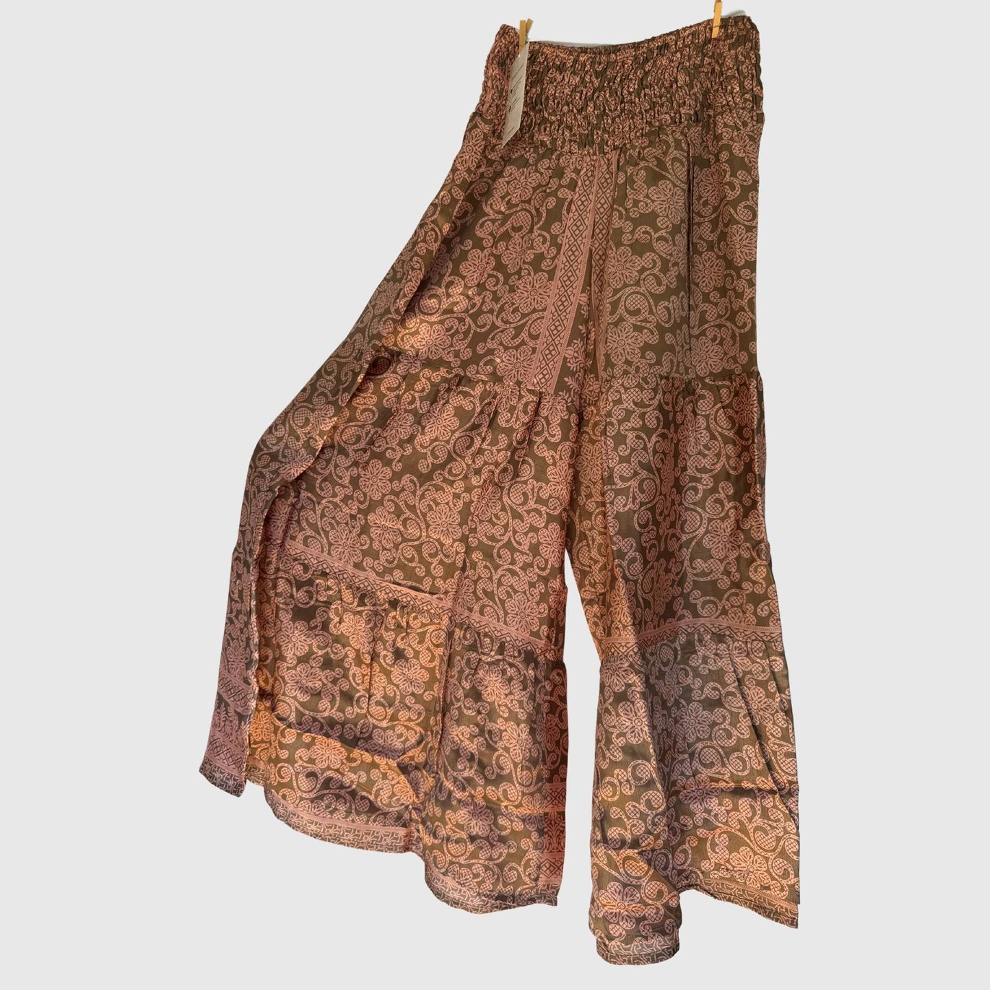 Upcycled Tiered Palazzo Pants #1087 aus Vintage-Sari in Braun & Beige – Vorderansicht