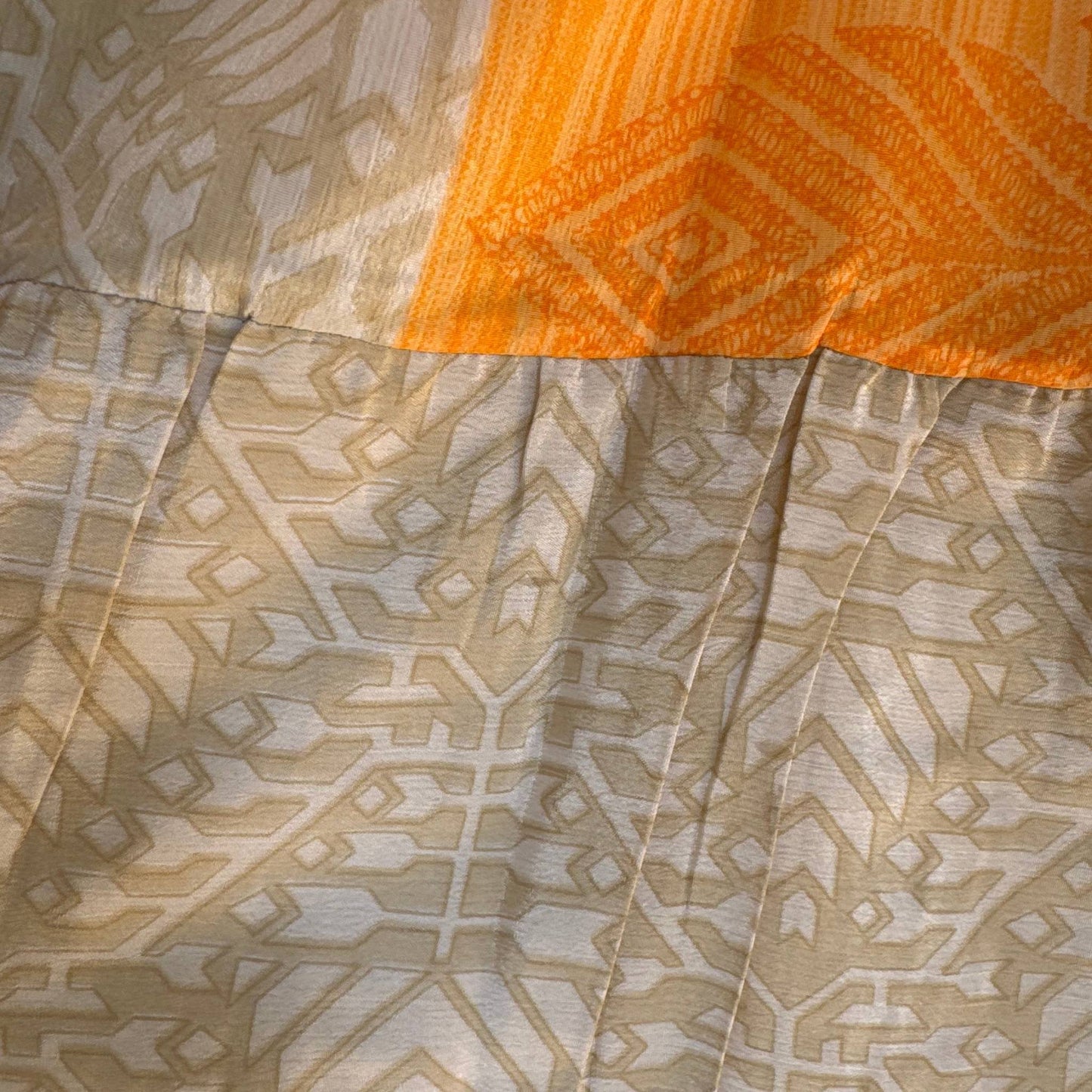 Upcycled Tiered Palazzo Pants #1088 aus Vintage-Sari in Beige & Orange – Detailansicht