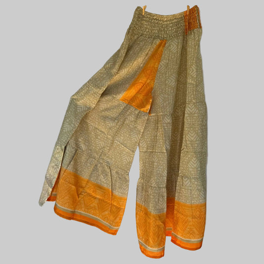 Upcycled Tiered Palazzo Pants #1088 aus Vintage-Sari in Beige & Orange – Vorderansicht