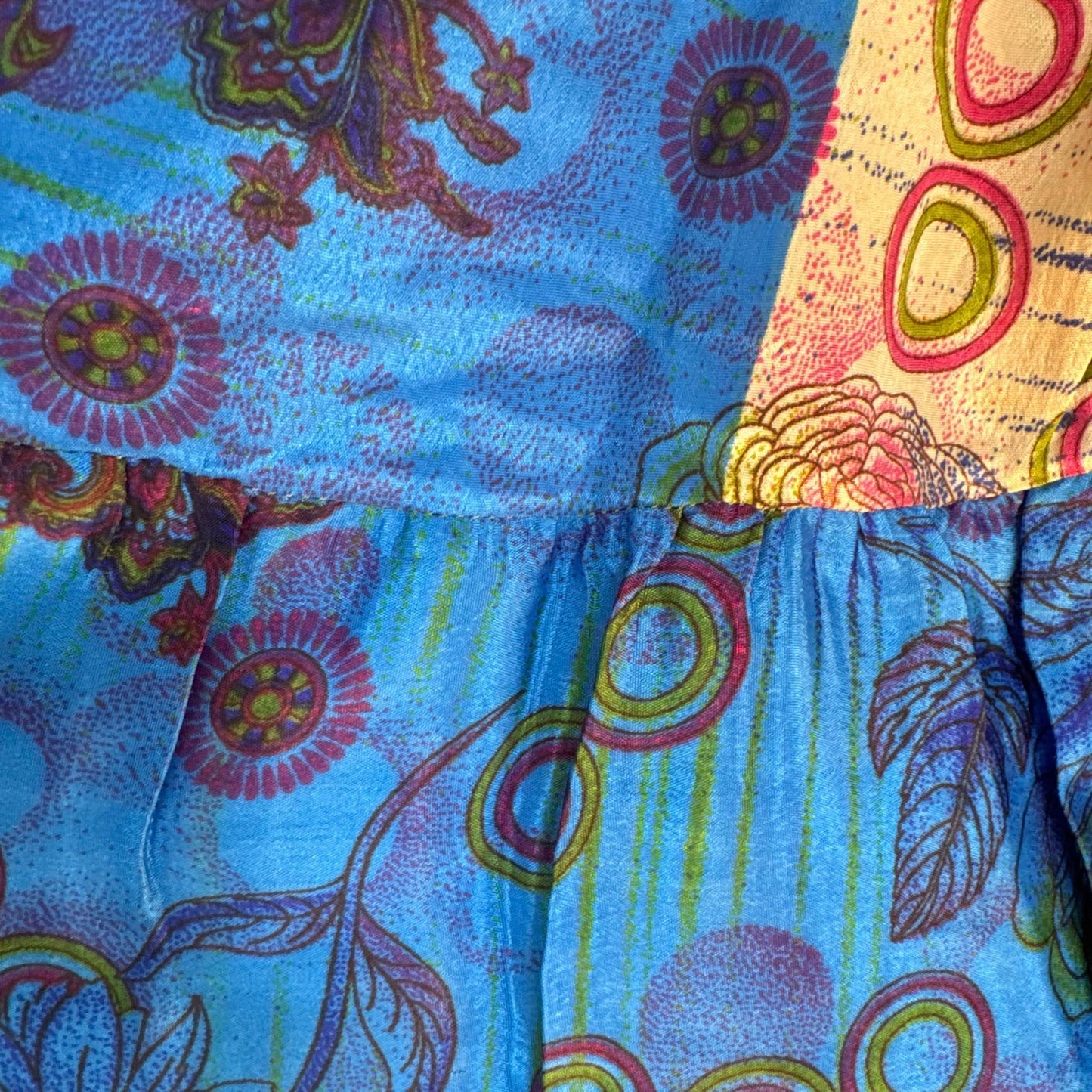 Upcycled Tiered Palazzo Pants #1089 aus Vintage-Sari in Blau – Detailansicht