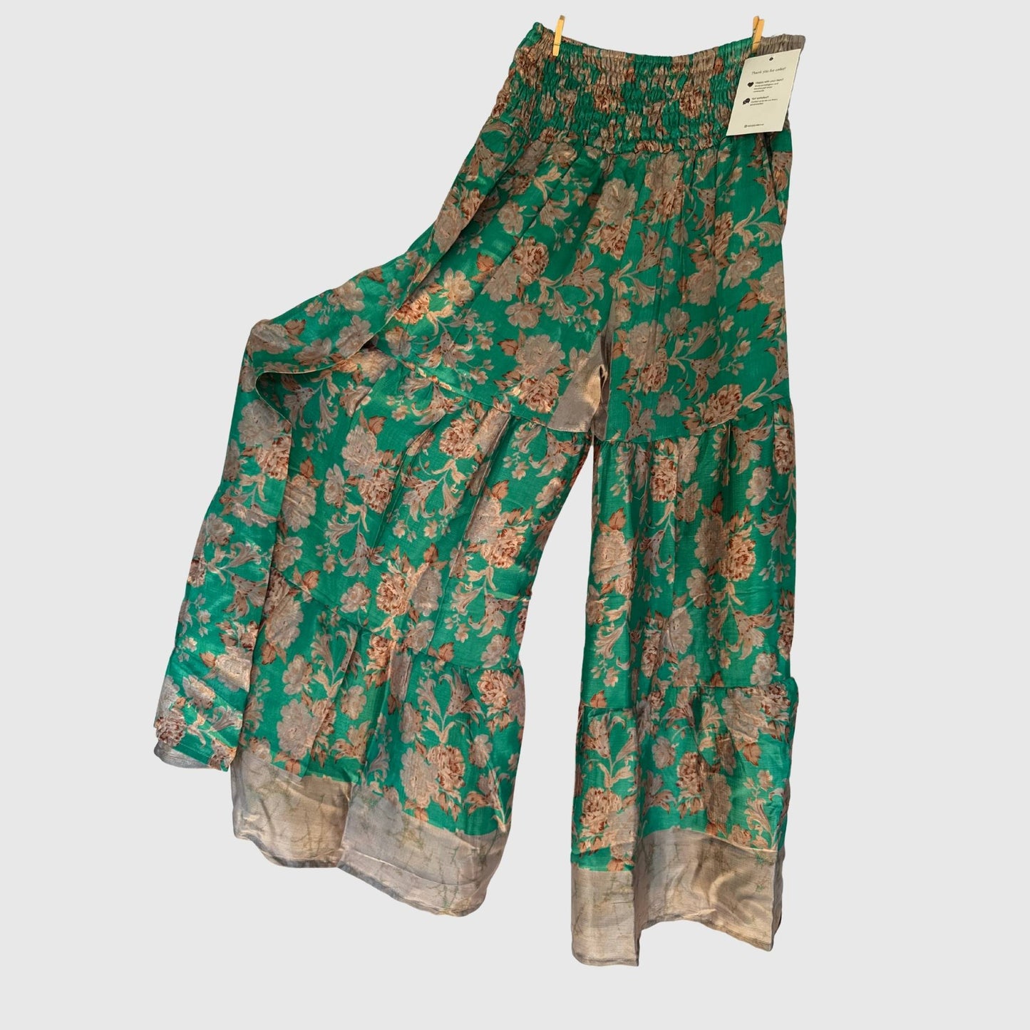 Upcycled Tiered Palazzo Pants #1090 aus Vintage-Sari in Türkis & Braun – Vorderansicht