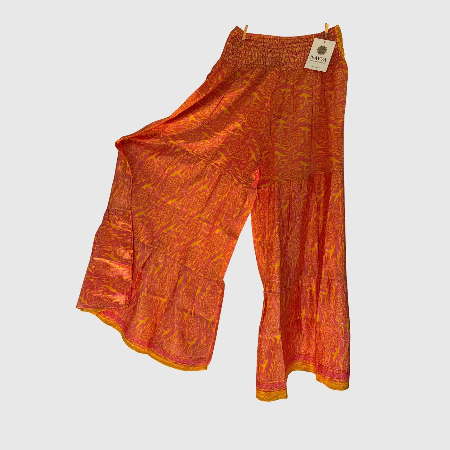 Upcycled Tiered Palazzo Pants #1092 aus Vintage-Sari in Rot & Orange – Vorderansicht