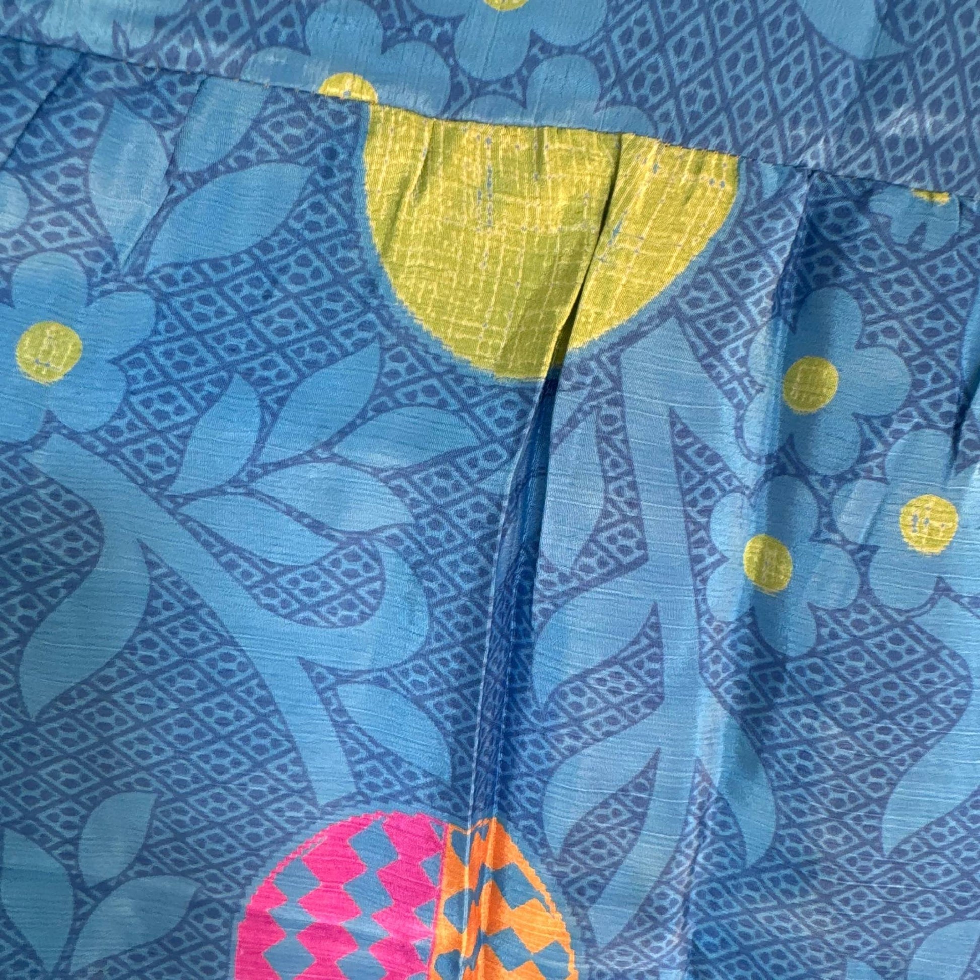 Upcycled Tiered Palazzo Pants #1093 aus Vintage-Sari in Blau – Detailansicht