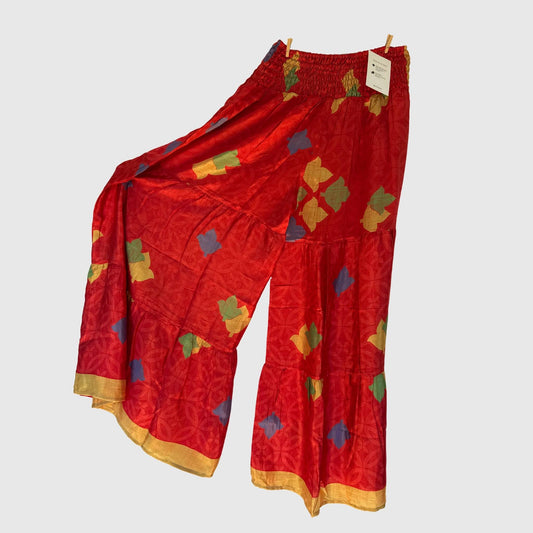 Upcycled Tiered Palazzo Pants #1094 aus Vintage-Sari in Rot – Vorderansicht