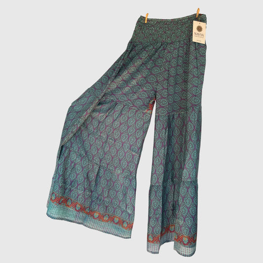 Upcycled Tiered Palazzo Pants #1095 aus Vintage-Sari in Grün & Grau – Vorderansicht