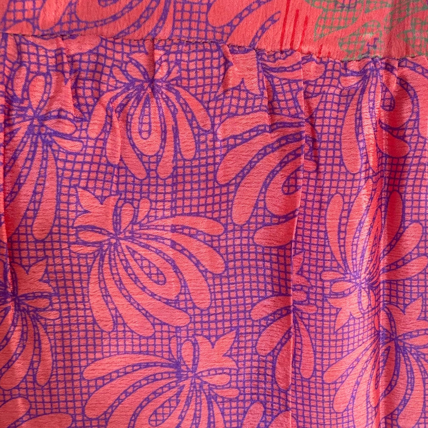 Upcycled Tiered Palazzo Pants #1098 aus Vintage-Sari in Pink & Lila – Detailansicht