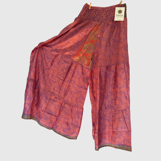 Upcycled Tiered Palazzo Pants #1098 aus Vintage-Sari in Pink & Lila – Vorderansicht