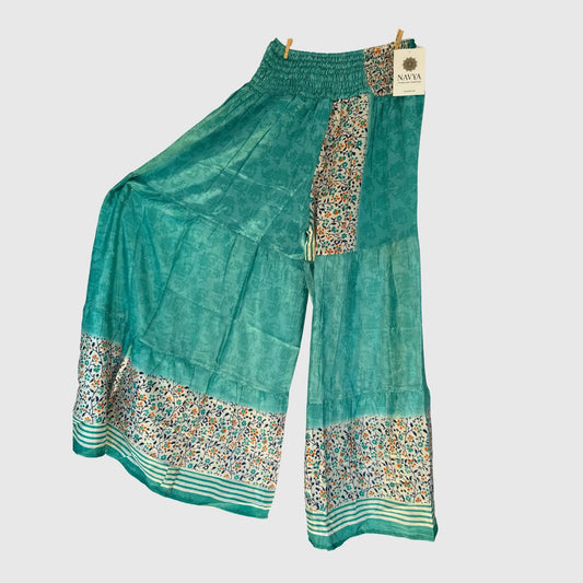 Upcycled Tiered Palazzo Pants #1100 aus Vintage-Sari in Grün – Vorderansicht