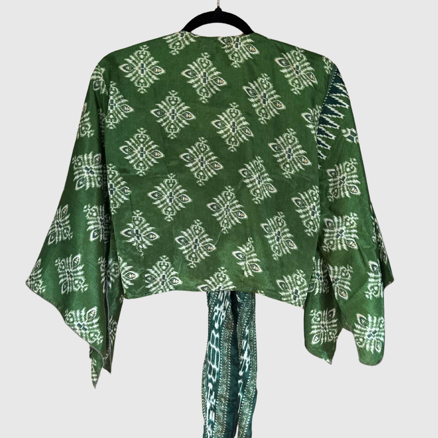 Upcycled Wickelbluse #900 aus Vintage-Sari in Grün – Rückansicht