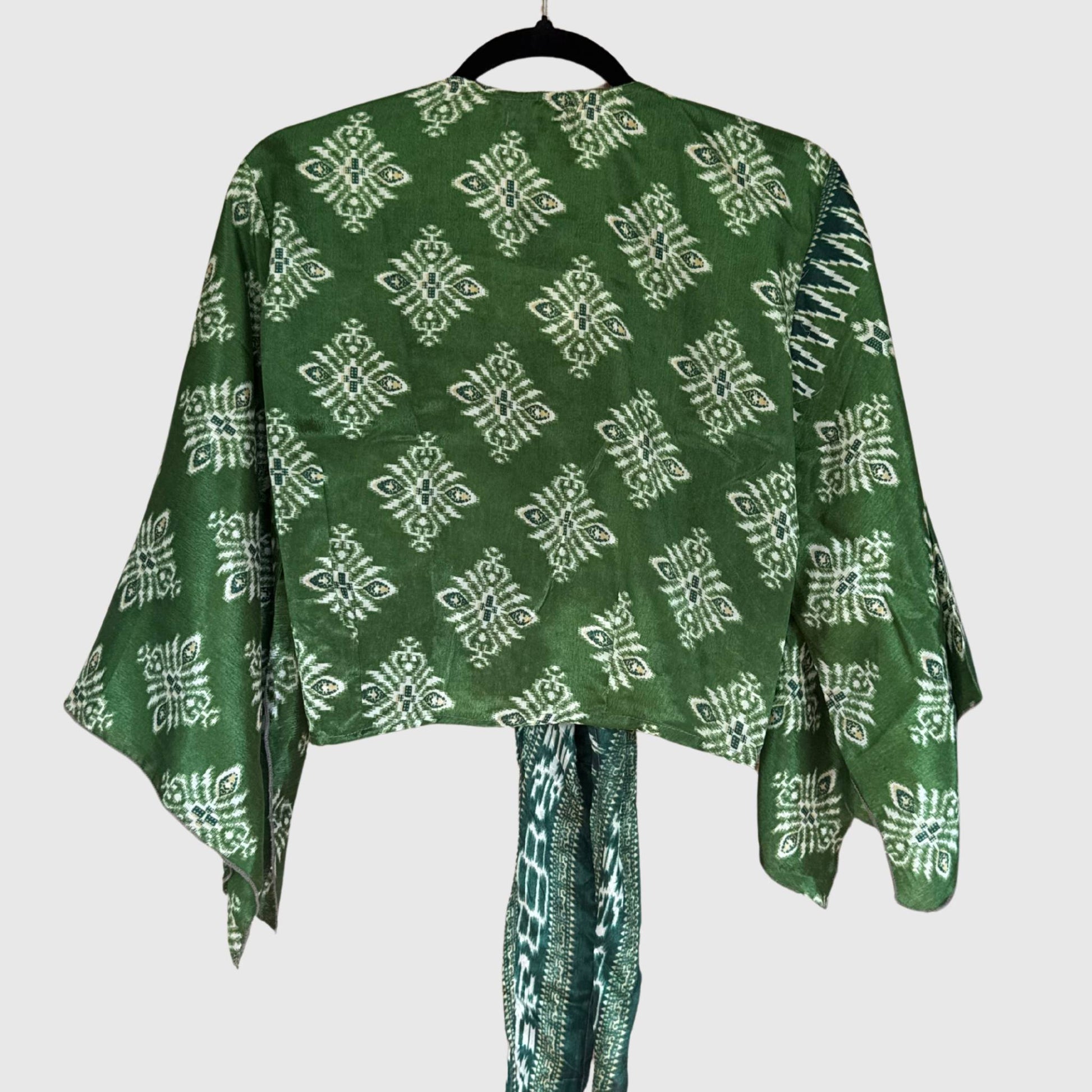 Upcycled Wickelbluse #900 aus Vintage-Sari in Grün – Rückansicht