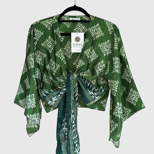 Upcycled Wickelbluse #900 aus Vintage-Sari in Grün – Vorderansicht