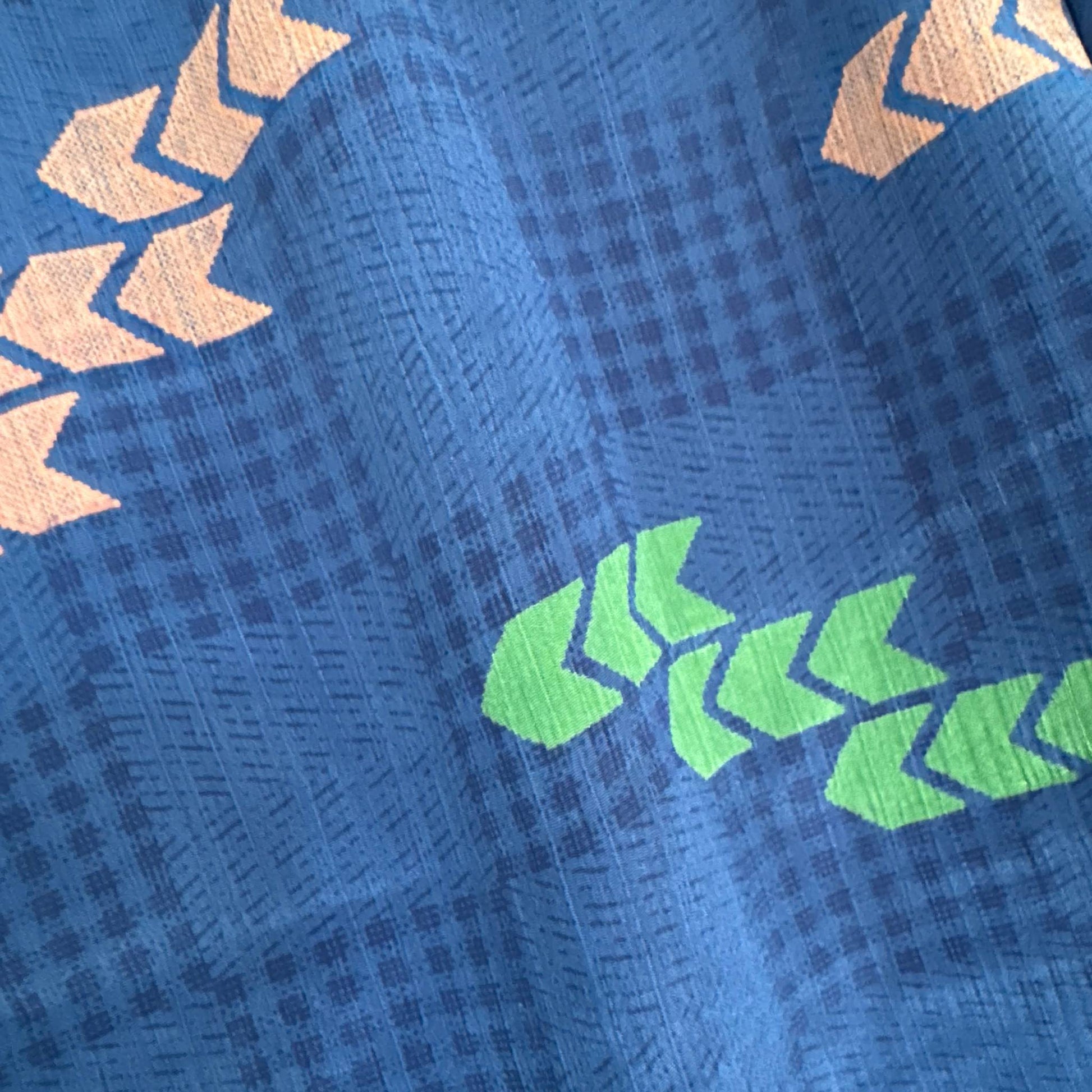 Upcycled Wickelbluse #901 aus Vintage-Sari in Blau – Detailansicht