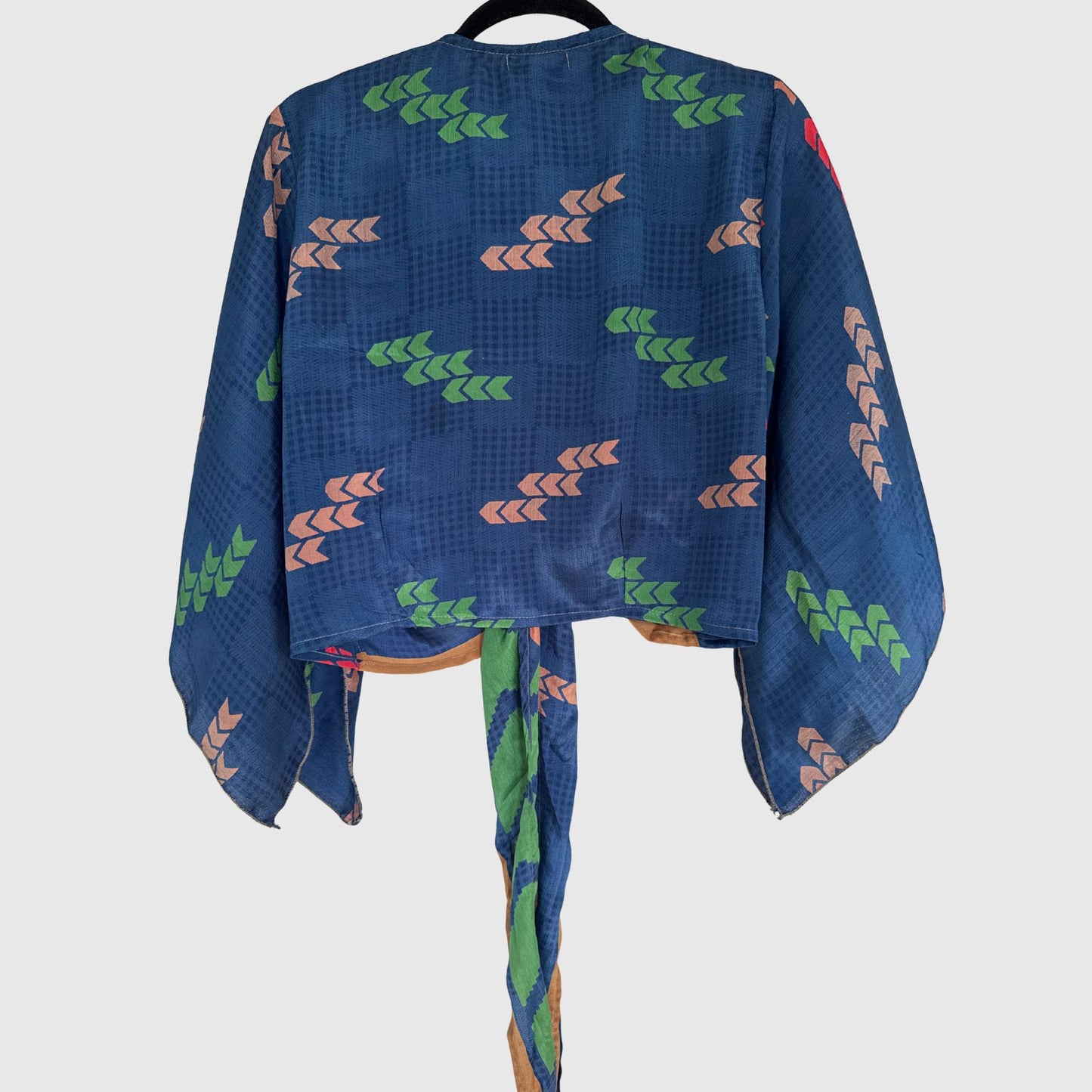 Upcycled Wickelbluse #901 aus Vintage-Sari in Blau – Rückansicht