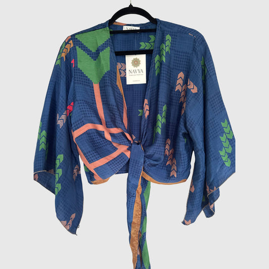 Upcycled Wickelbluse #901 aus Vintage-Sari in Blau – Vorderansicht
