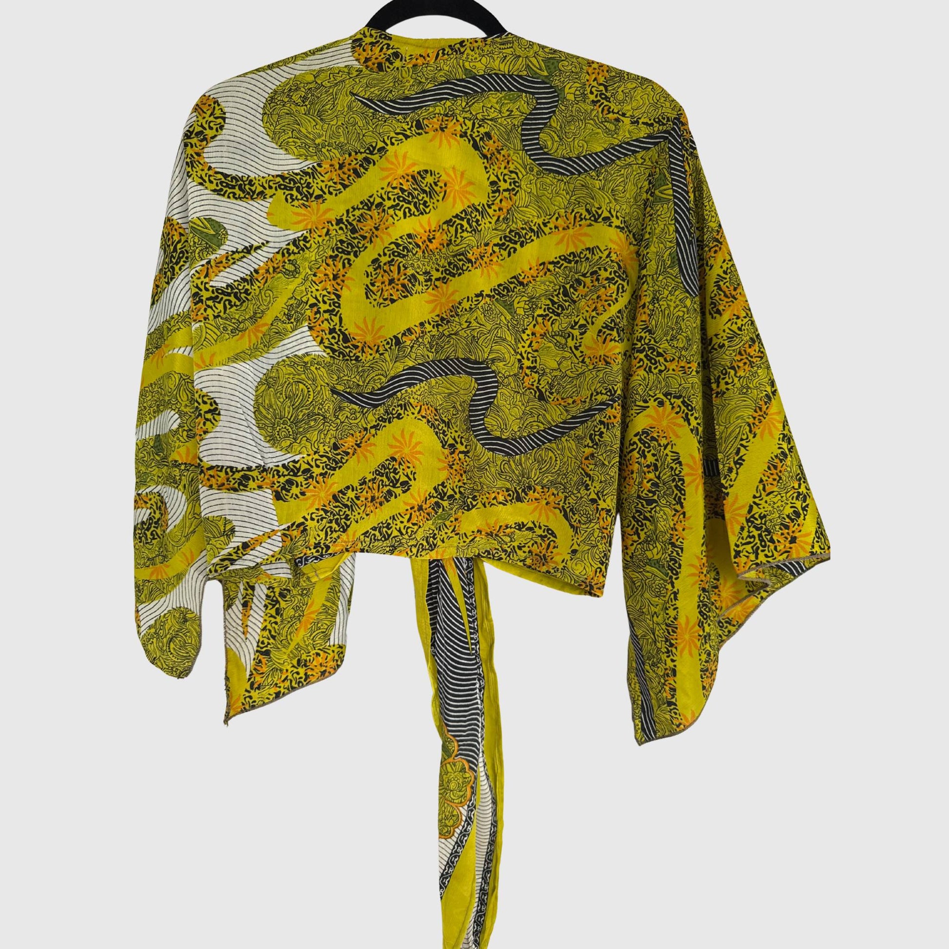 Upcycled Wickelbluse #902 aus Vintage-Sari in Gelb – Rückansicht