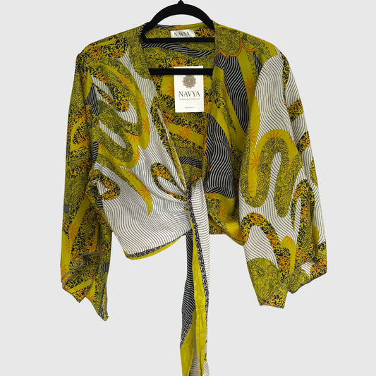 Upcycled Wickelbluse #902 aus Vintage-Sari in Gelb – Vorderansicht
