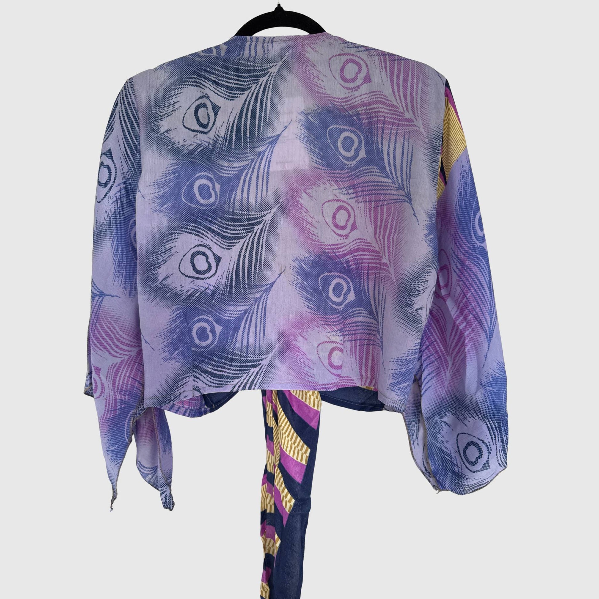 Upcycled Wickelbluse #903 aus Vintage-Sari in Lila – Rückansicht