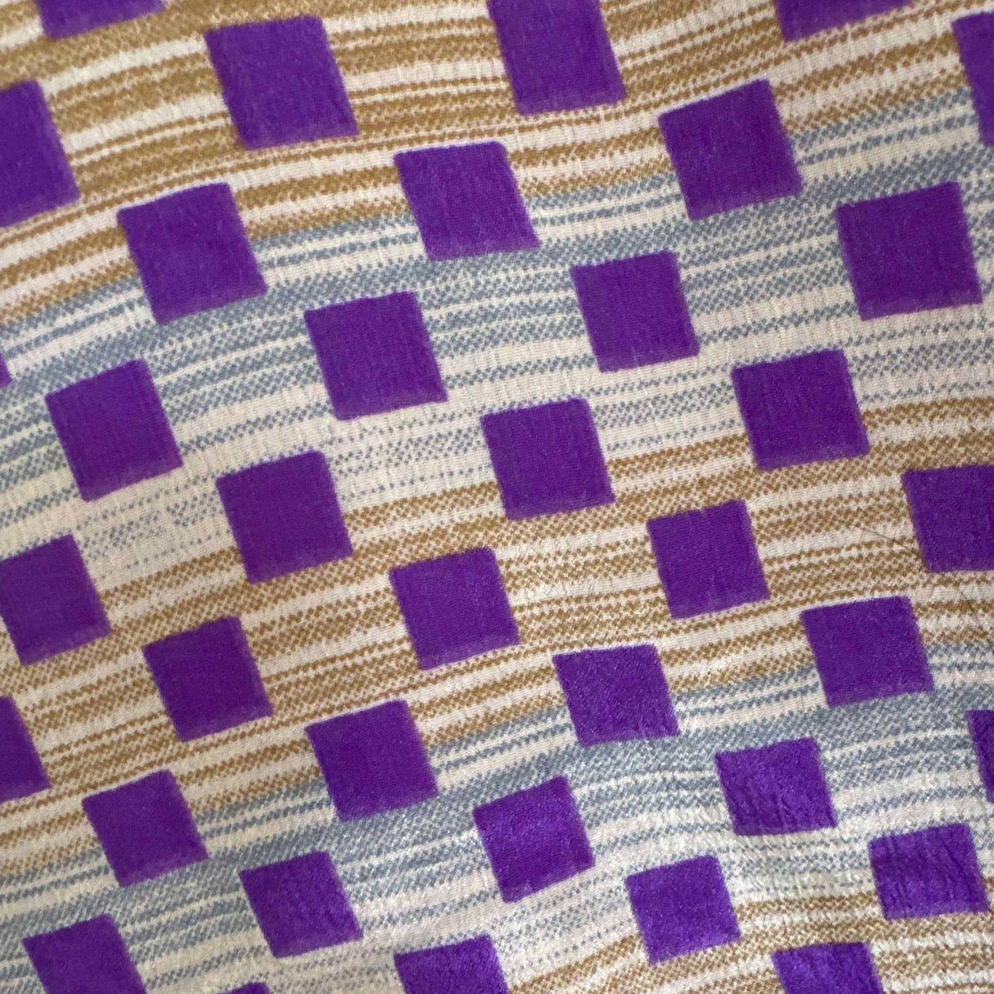 Upcycled Wickelbluse #904 aus Vintage-Sari in Lila – Detailansicht