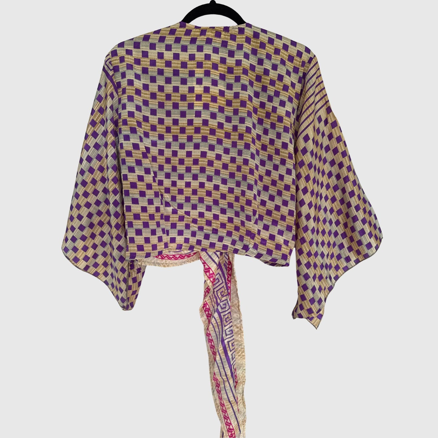Upcycled Wickelbluse #904 aus Vintage-Sari in Lila – Rückansicht