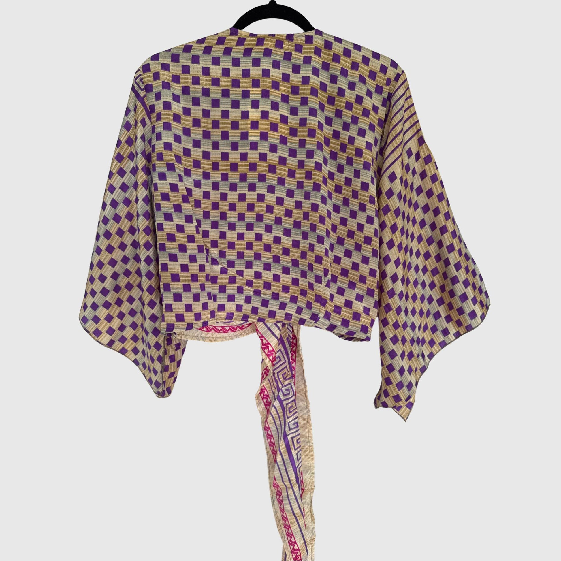 Upcycled Wickelbluse #904 aus Vintage-Sari in Lila – Rückansicht