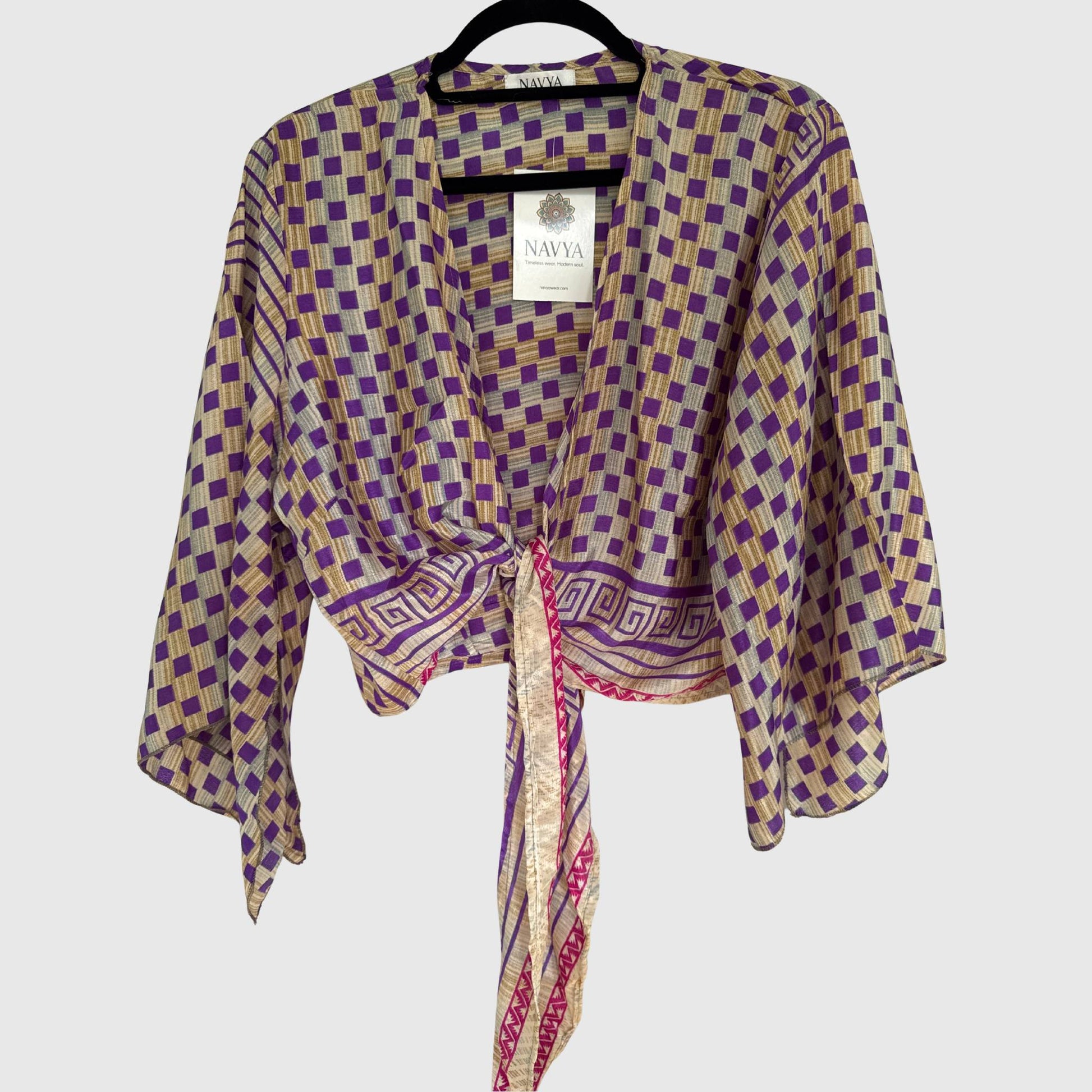 Upcycled Wickelbluse #904 aus Vintage-Sari in Lila – Vorderansicht