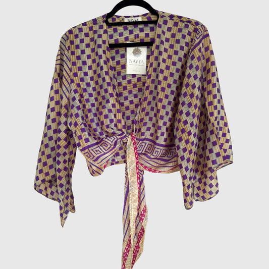 Upcycled Wickelbluse #904 aus Vintage-Sari in Lila – Vorderansicht