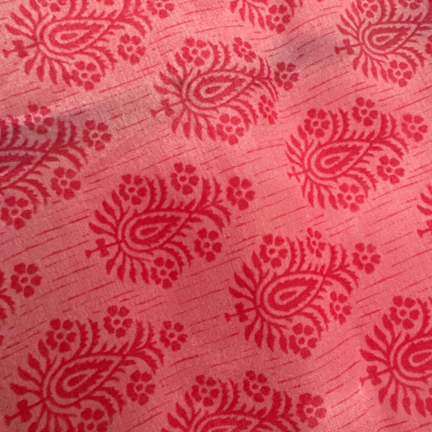 Upcycled Wickelbluse #906 aus Vintage-Sari in Rosa – Detailansicht