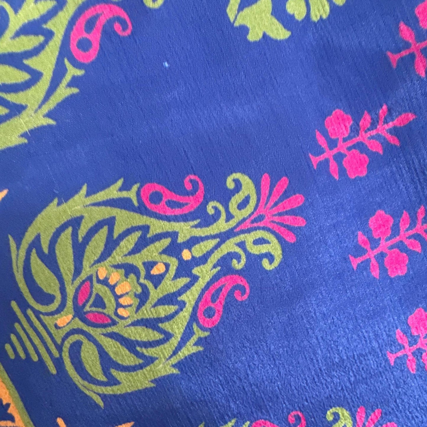 Upcycled Wickelbluse #907 aus Vintage-Sari in Blau – Detailansicht
