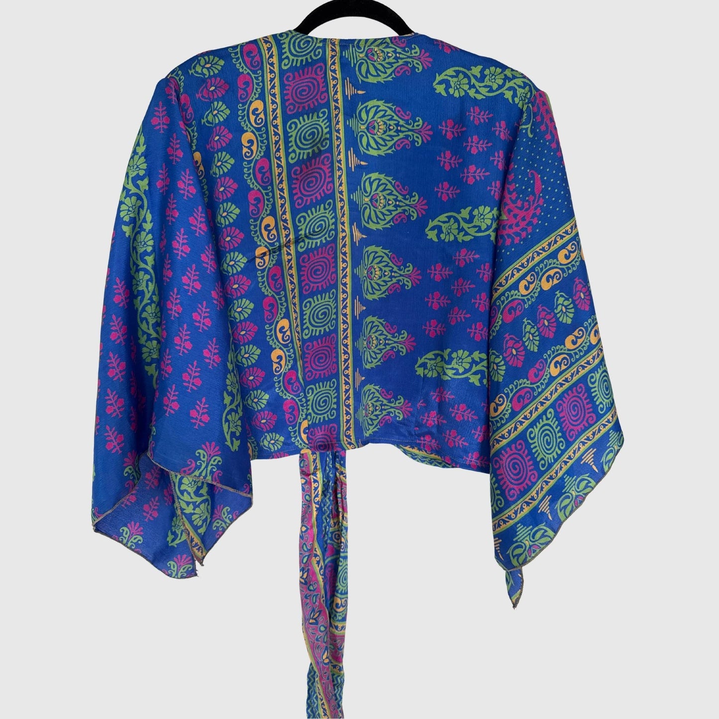 Upcycled Wickelbluse #907 aus Vintage-Sari in Blau – Rückansicht