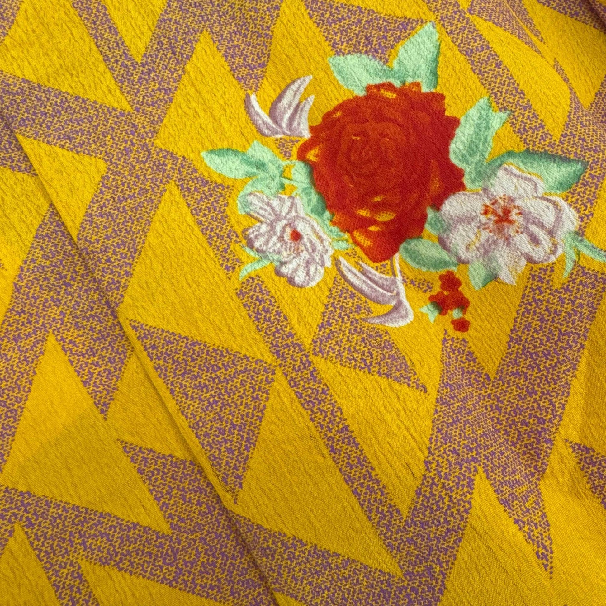 Upcycled Wickelbluse #908 aus Vintage-Sari in Gelb – Detailansicht