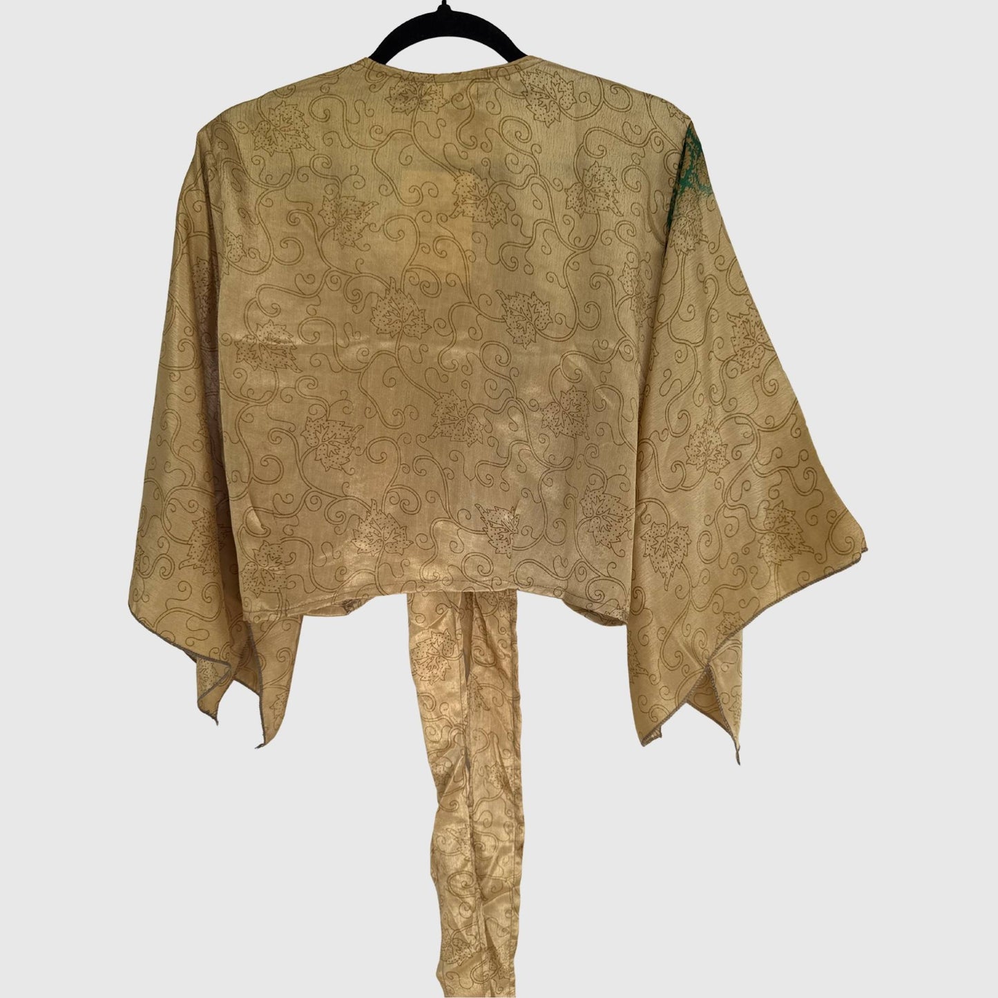 Upcycled Wickelbluse #909 aus Vintage-Sari in Beige – Rückansicht