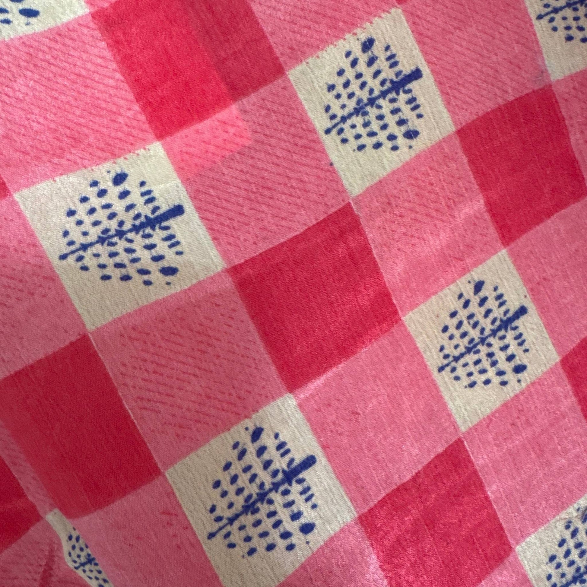 Upcycled Wickelbluse #910 aus Vintage-Sari in Pink – Detailansicht