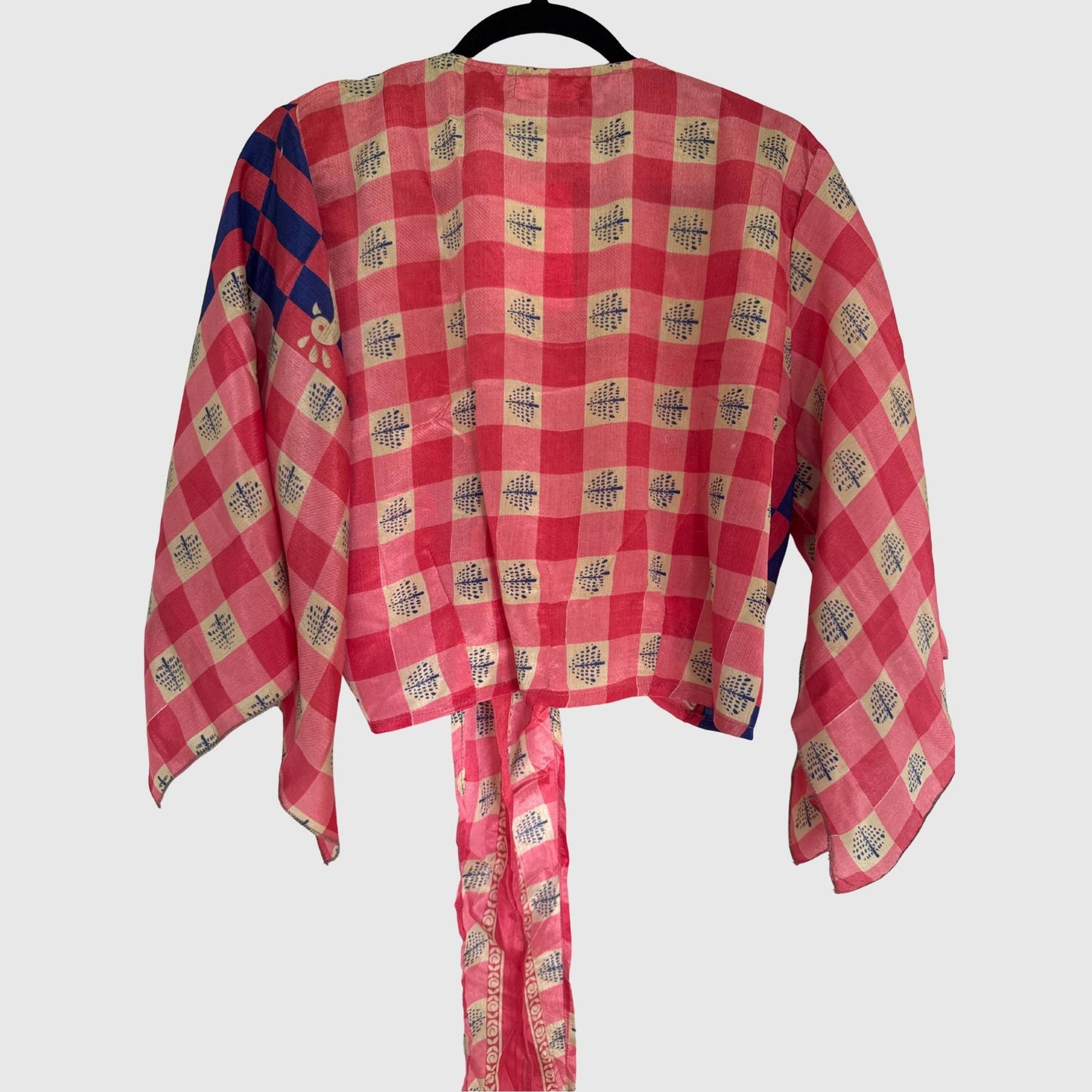 Upcycled Wickelbluse #910 aus Vintage-Sari in Pink – Rückansicht