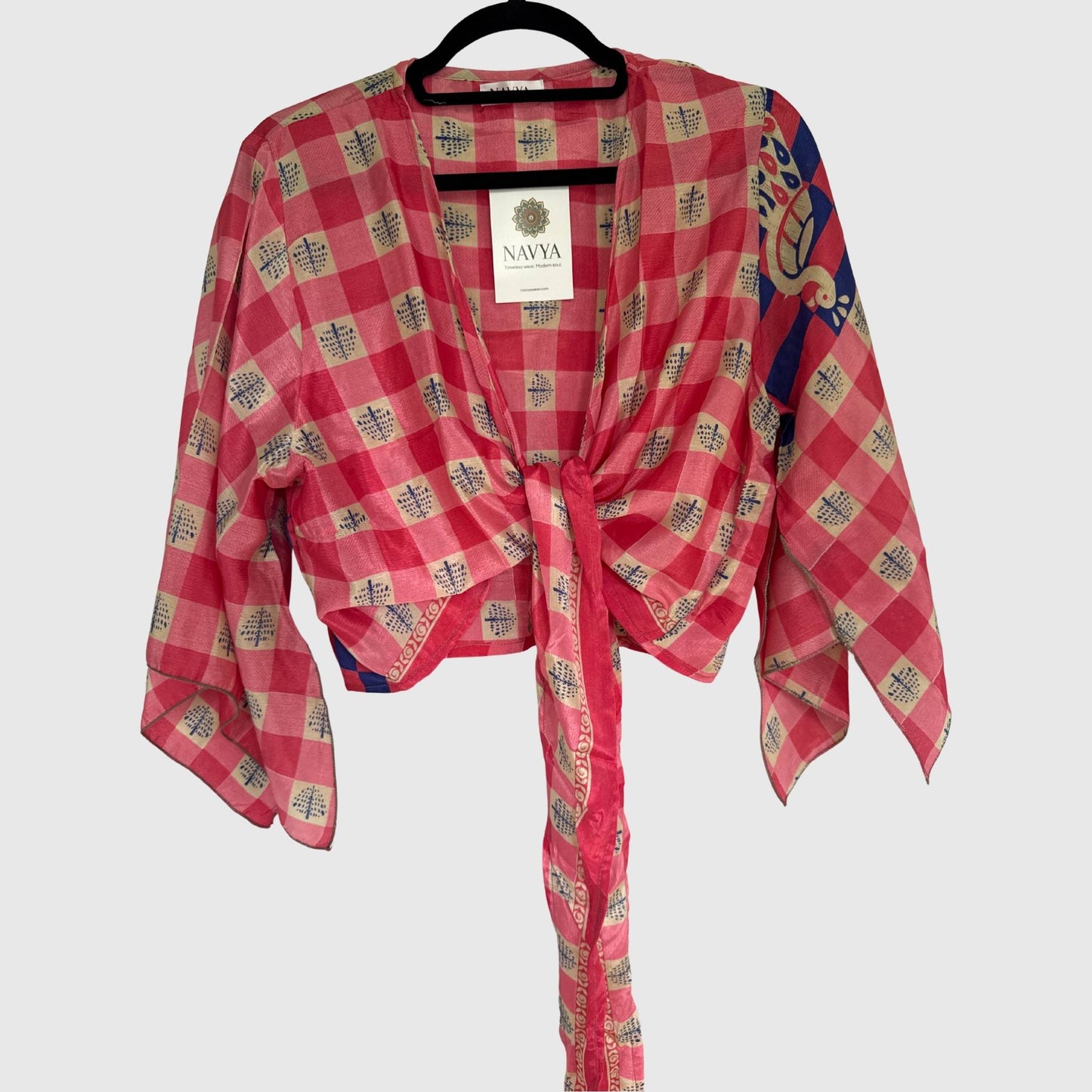 Upcycled Wickelbluse #910 aus Vintage-Sari in Pink – Vorderansicht