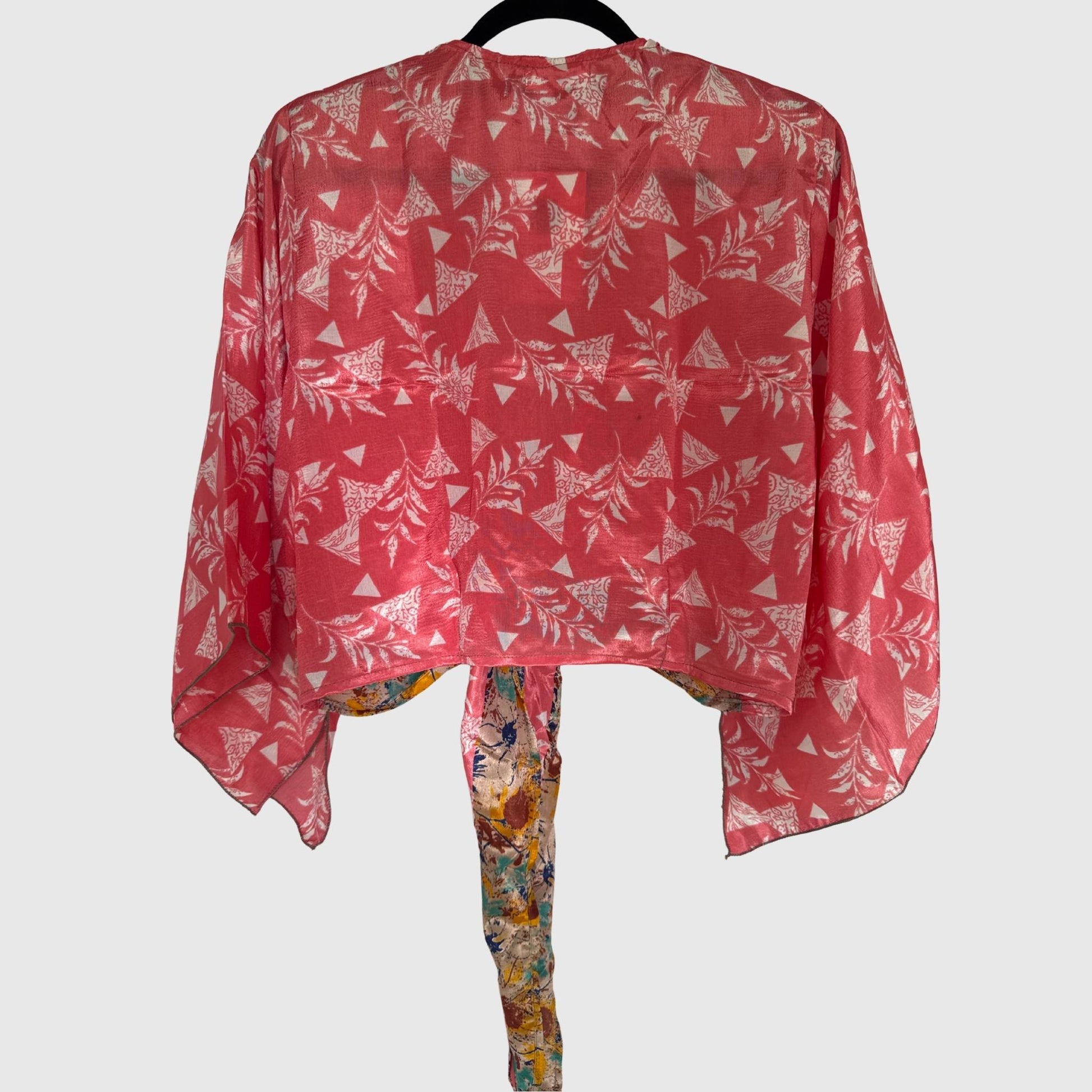 Upcycled Wickelbluse #911 aus Vintage-Sari in Koralle – Rückansicht