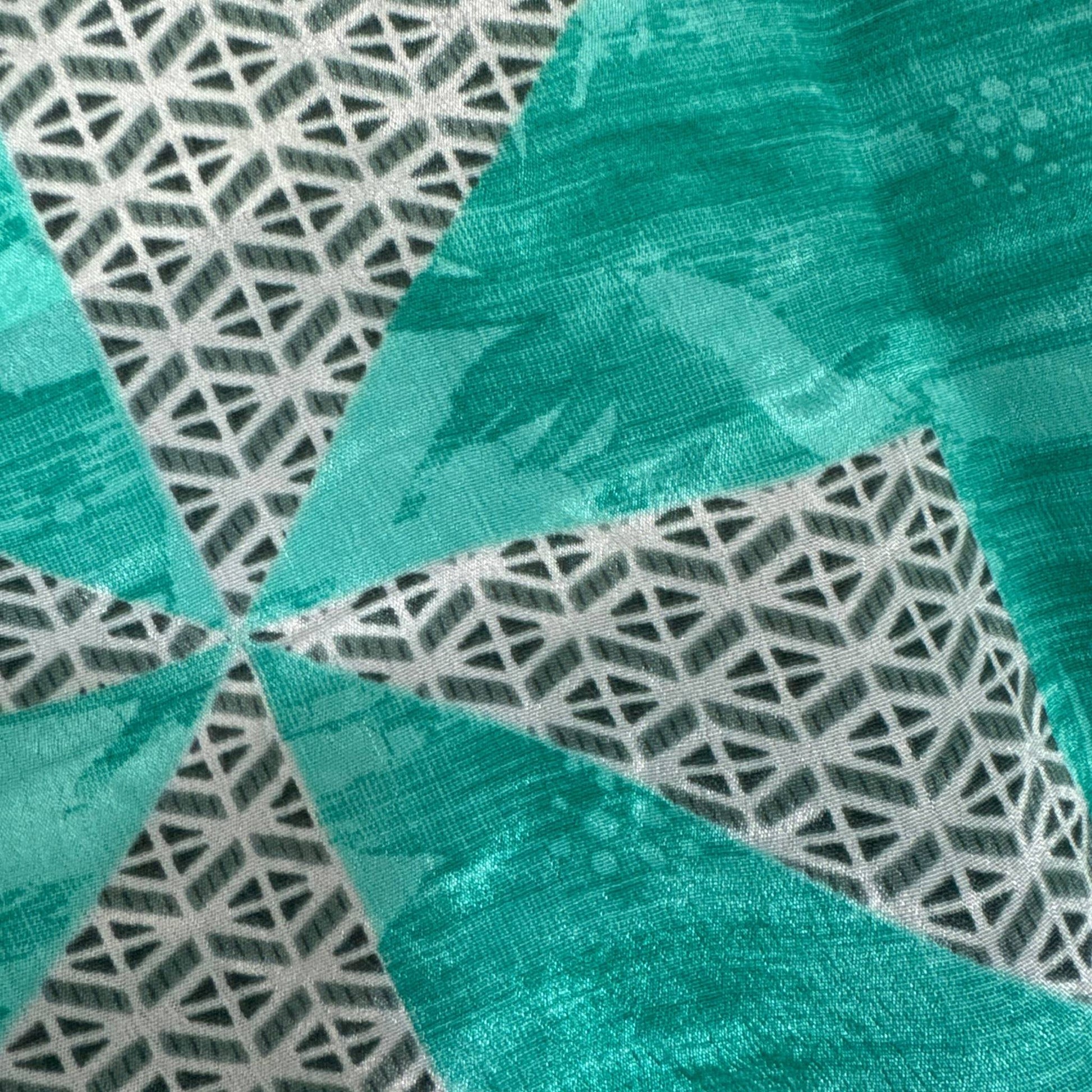 Upcycled Wickelbluse #913 aus Vintage-Sari in Türkis – Detailansicht